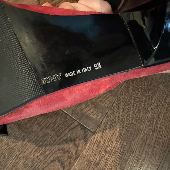 DKNY Italian Black Leather & Burgundy Suede Kitten Heels - Size 9.5 - Picture 7 of 7